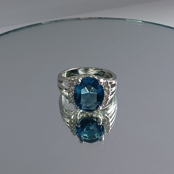 Swarovski Elements - Size 6½ - 18K gold plated ring as pictured - Picture 1 of 8